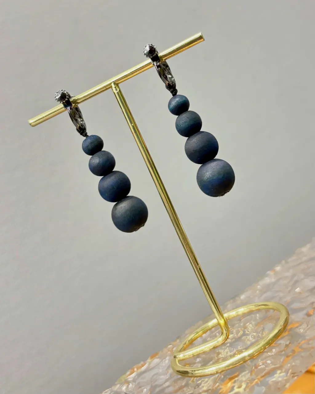 藍染ウッドビーズのイヤリングをオーダー制作させていただきまし...